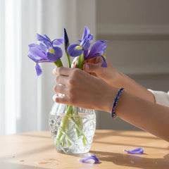 Tennisarmband mit smaragdgeschliffenem (6x4mm) kornblumenblauem Laborsaphir in 18K Weißgold-Vermeil