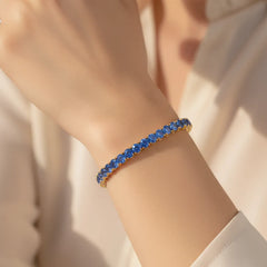 Rundes (4 mm) Tennisarmband mit laborgeprüftem kornblumenblauem Saphir, 18 Karat Gelbgold-Vermeil