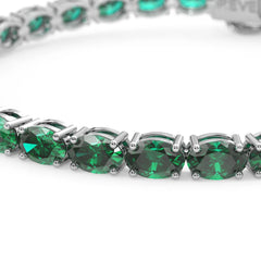 Bracelet de tennis ovale en émeraude de Zambie de laboratoire, monté sur vermeil en or blanc 18 carats.