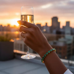 Bracelet de tennis ovale en émeraude de Zambie de laboratoire, monté sur vermeil en or jaune 18 carats.