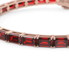 Tennisarmband mit smaragdgeschliffenem (6x4mm) Labor-Taubenblutrubin in 18K Roségold-Vermeil