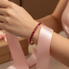 Bracelet de tennis en vermeil d'or jaune 18 carats avec rubis rose rouge de laboratoire taille émeraude