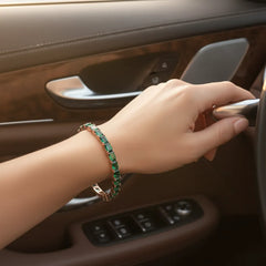 Bracelet de tennis en vermeil d'or rose 18 carats, orné d'une émeraude de laboratoire taillée en émeraude de Zambie.