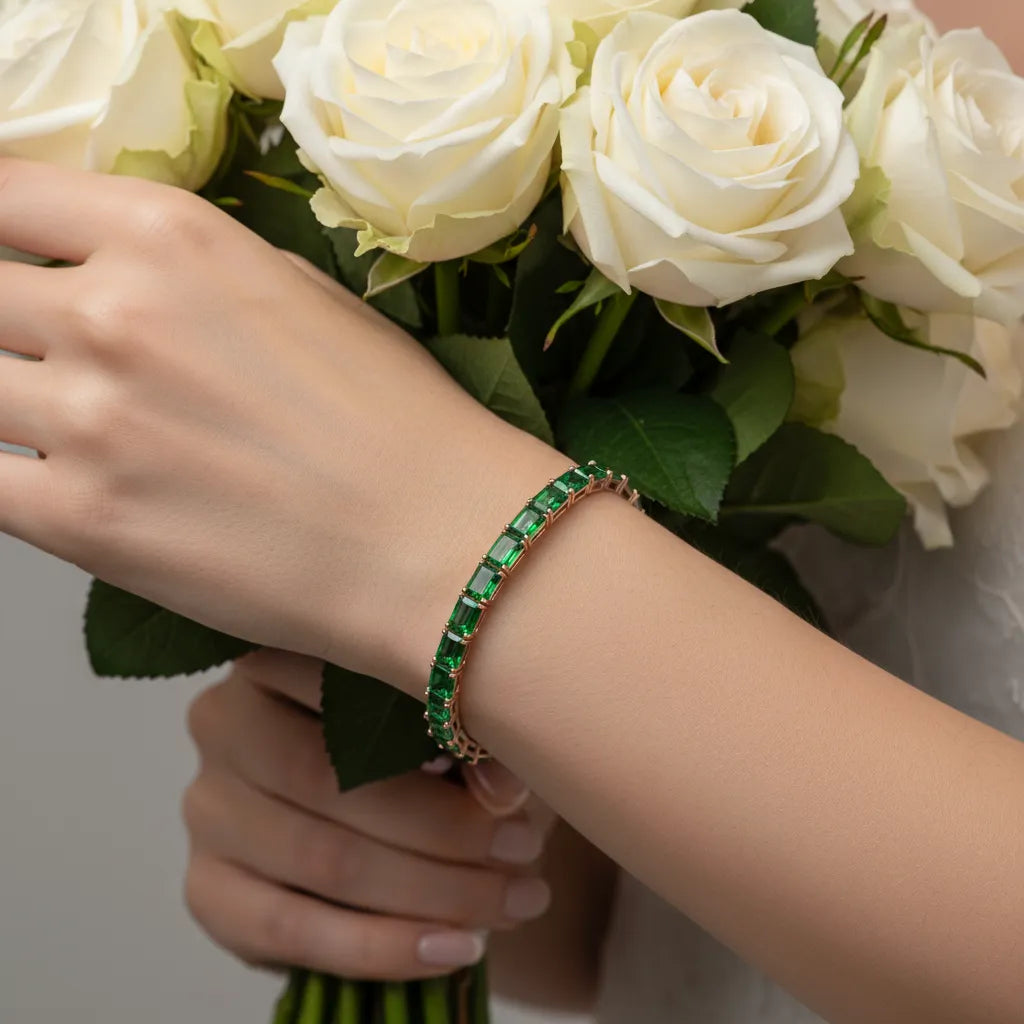 Tennisarmband mit smaragdgeschliffenem (6x4mm) kolumbianischem Labor-Smaragd in 18K Roségold-Vermeil