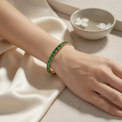 Tennisarmband mit smaragdgeschliffenem (6x4mm) kolumbianischem Laborsmaragd in 18 Karat Gelbgold-Vermeil