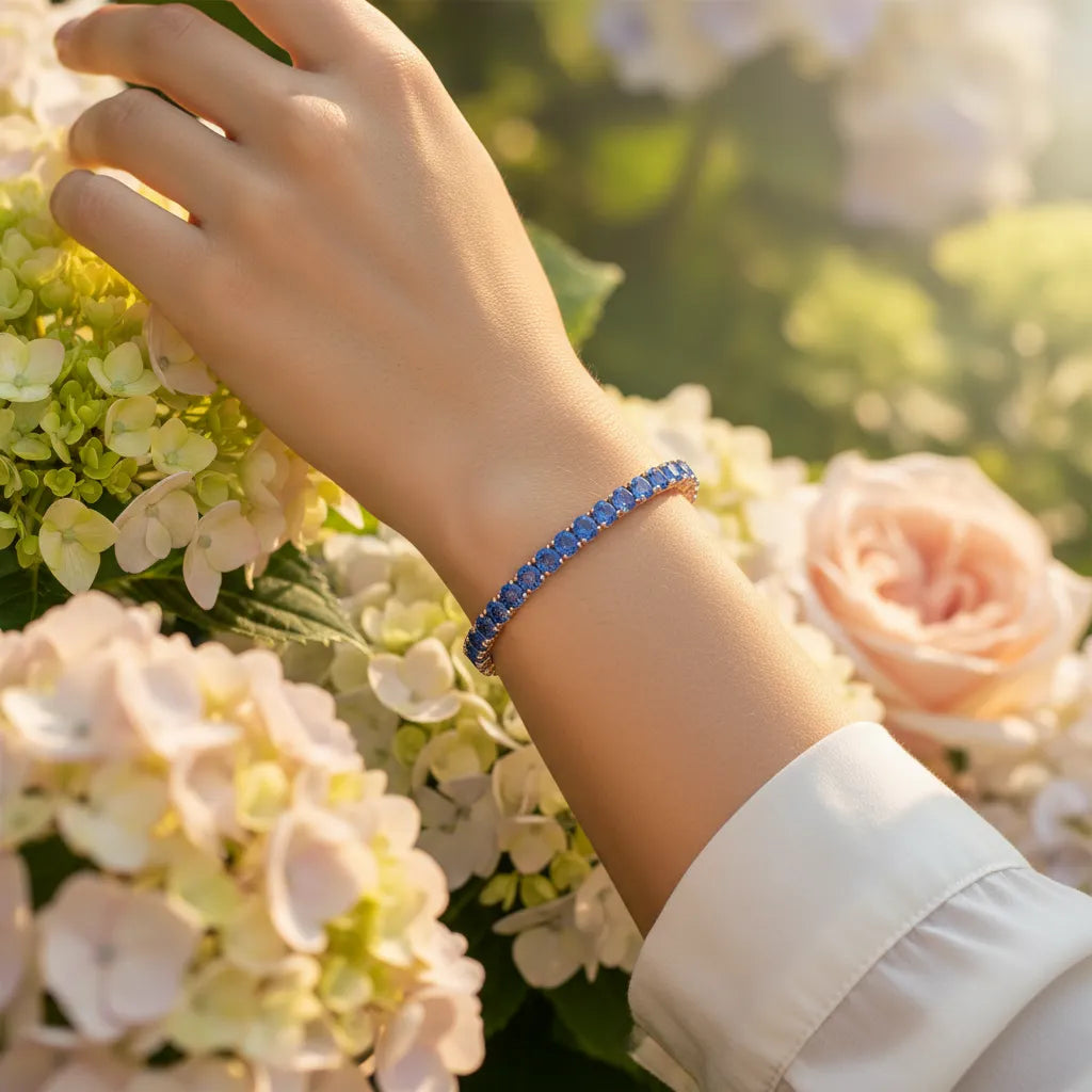 Rundes (4 mm) Tennisarmband mit laborgeprüftem kornblumenblauem Saphir, 18 Karat Roségold-Vermeil