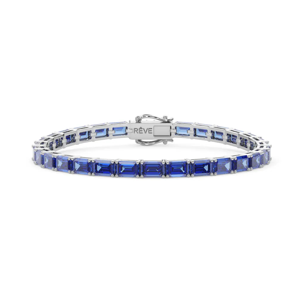 Bracelet de tennis en vermeil d'or blanc 18 carats et saphir bleuet de laboratoire taille émeraude