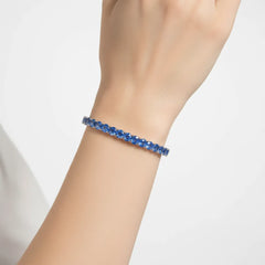 Rundes (4 mm) Tennisarmband mit laborgeprüftem kornblumenblauem Saphir, 18 Karat Weißgold-Vermeil