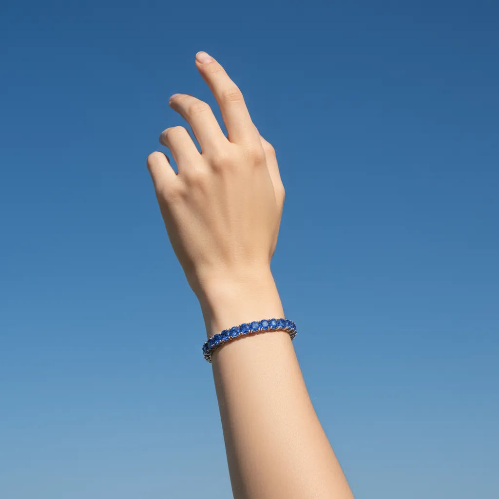 Rundes (4 mm) Tennisarmband mit laborgeprüftem kornblumenblauem Saphir, 18 Karat Weißgold-Vermeil