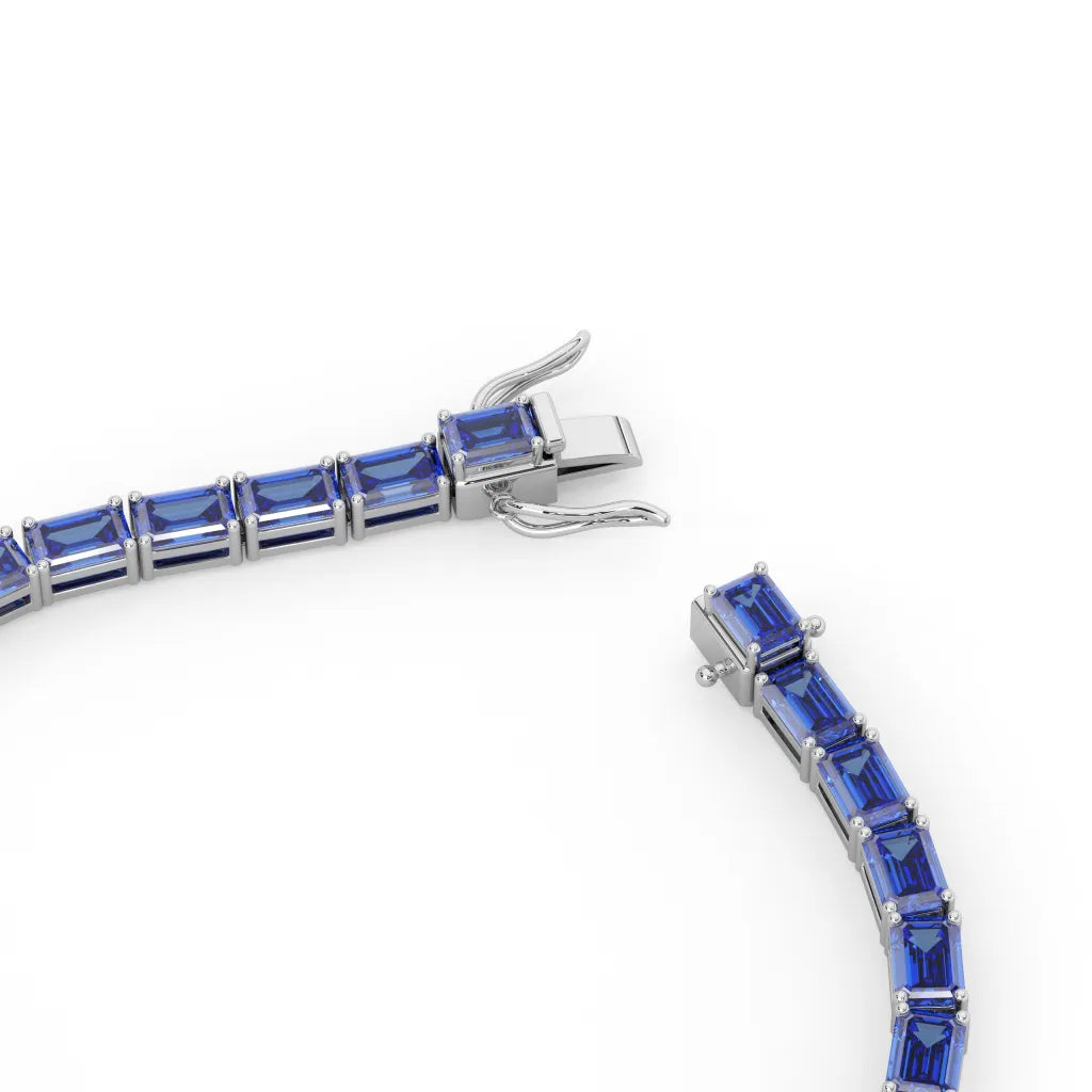 Bracelet de tennis en vermeil d'or blanc 18 carats et saphir bleuet de laboratoire taille émeraude