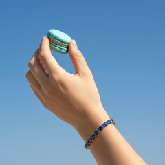 Tennisarmband mit smaragdgeschliffenem (6x4mm) kornblumenblauem Laborsaphir in 18 Karat Gelbgold-Vermeil