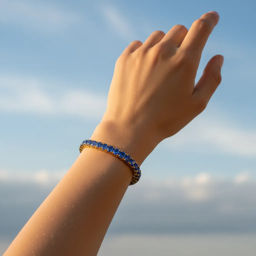 Bracelet de tennis en vermeil d'or jaune 18 carats serti d'un saphir bleuet rond de laboratoire de 11,6 ct.