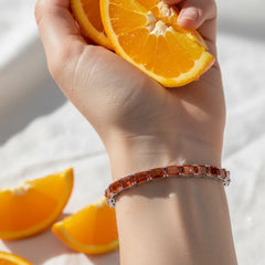 Bracelet de tennis en vermeil d'or blanc 18 carats et saphir orange de laboratoire taille émeraude