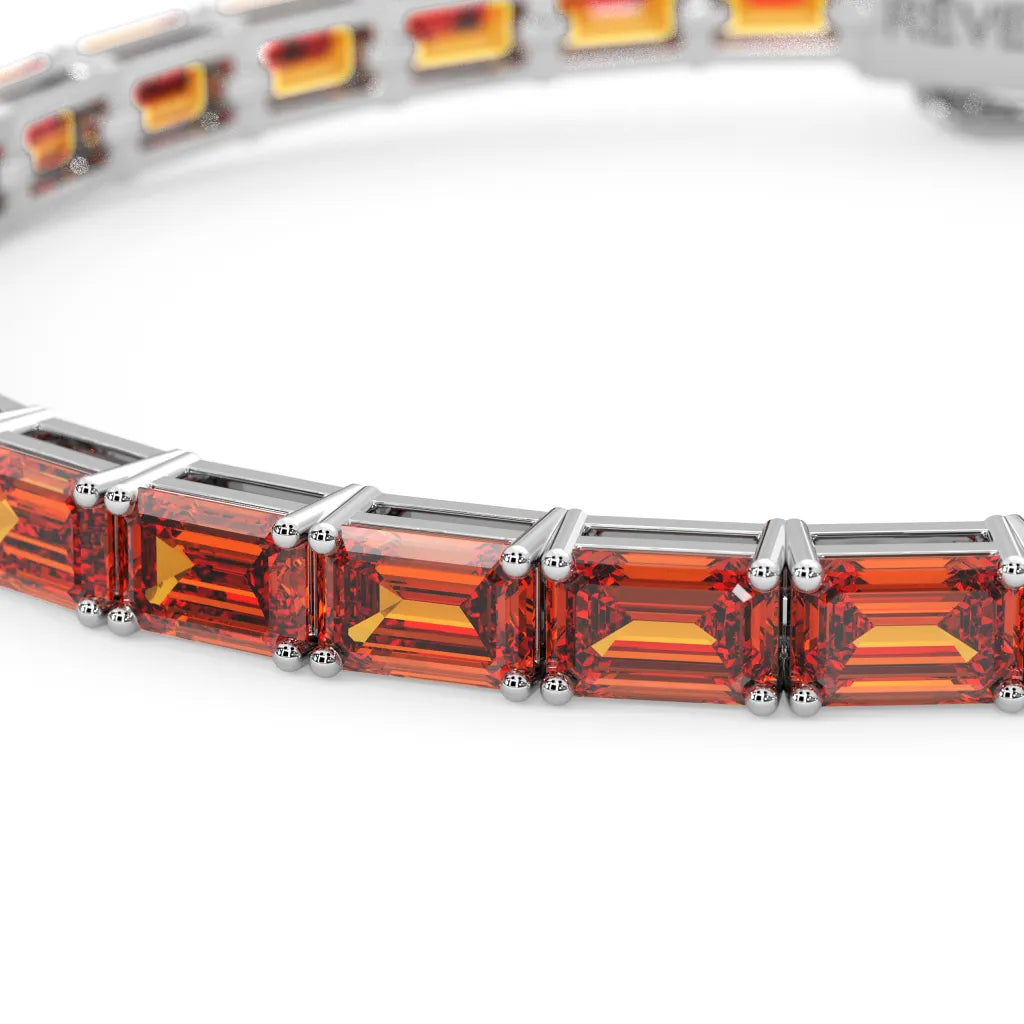 Bracelet de tennis en vermeil d'or blanc 18 carats et saphir orange de laboratoire taille émeraude
