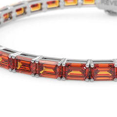 Bracelet de tennis en vermeil d'or blanc 18 carats et saphir orange de laboratoire taille émeraude