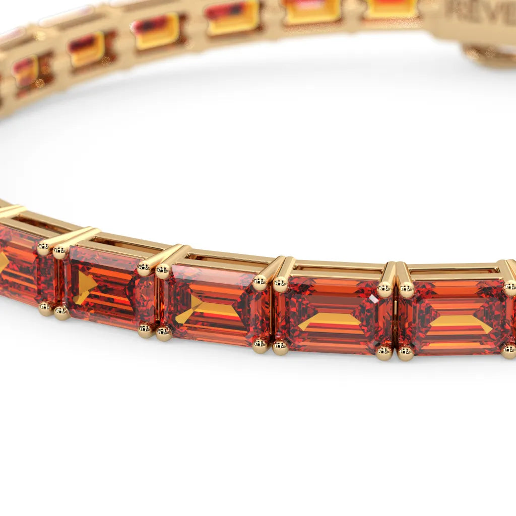 Tennisarmband mit smaragdgeschliffenem (6x4mm) orangefarbenem Laborsaphir in 18 Karat Gelbgold-Vermeil