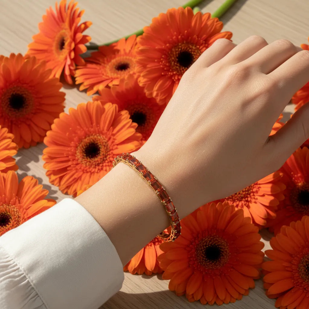 Tennisarmband mit smaragdgeschliffenem (6x4mm) orangefarbenem Laborsaphir in 18 Karat Gelbgold-Vermeil