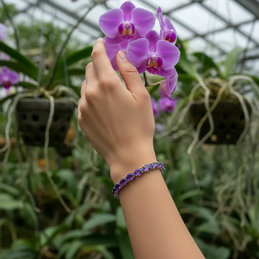 Ovales (6x4mm) Tennisarmband mit lila Laborsaphir in 18K Weißgold-Vermeil