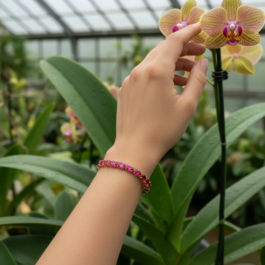 Bracelet de tennis ovale en rubis rose rouge de laboratoire, monté sur vermeil en or jaune 18 carats.