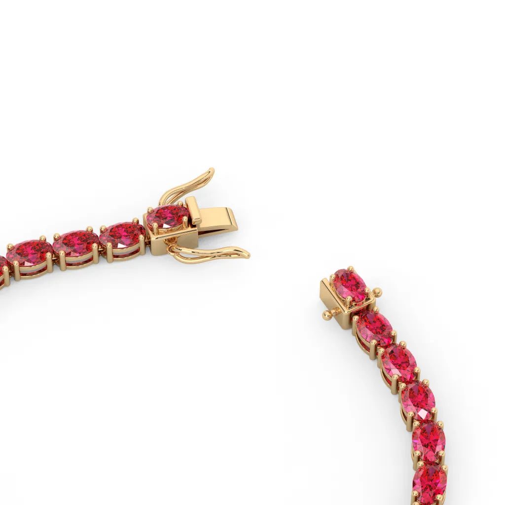 Bracelet de tennis ovale en rubis rose rouge de laboratoire, monté sur vermeil en or jaune 18 carats.