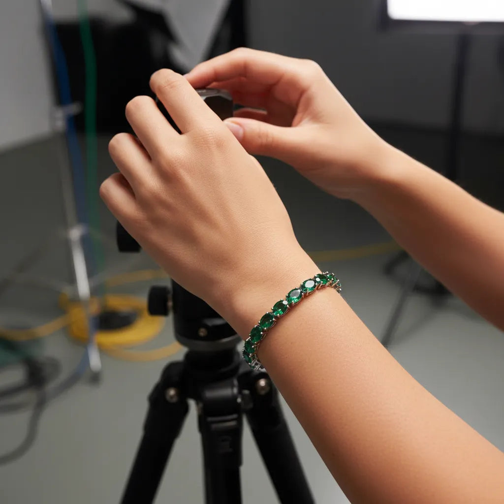 Ovales (6x4mm) Tennisarmband mit im Labor hergestelltem sambischen Smaragd in 18K Weißgold-Vermeil