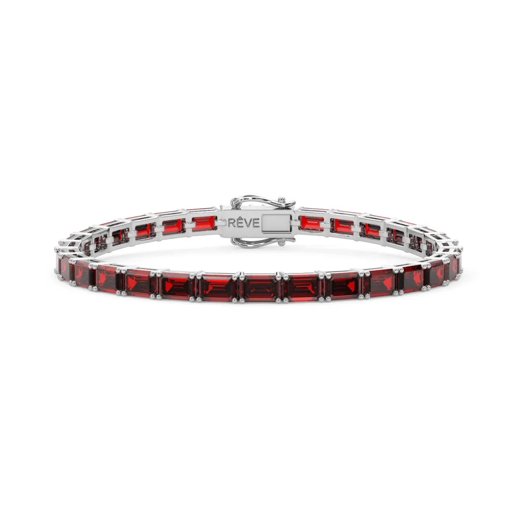 Bracelet de tennis en vermeil d'or blanc 18 carats orné d'un rubis sang de pigeon de laboratoire taille émeraude
