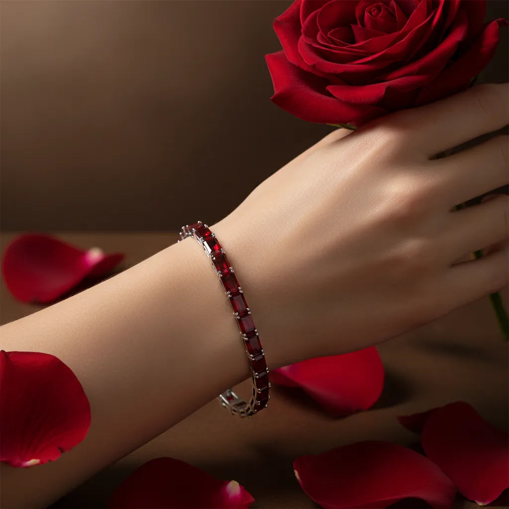 Bracelet de tennis en vermeil d'or blanc 18 carats orné d'un rubis sang de pigeon de laboratoire taille émeraude