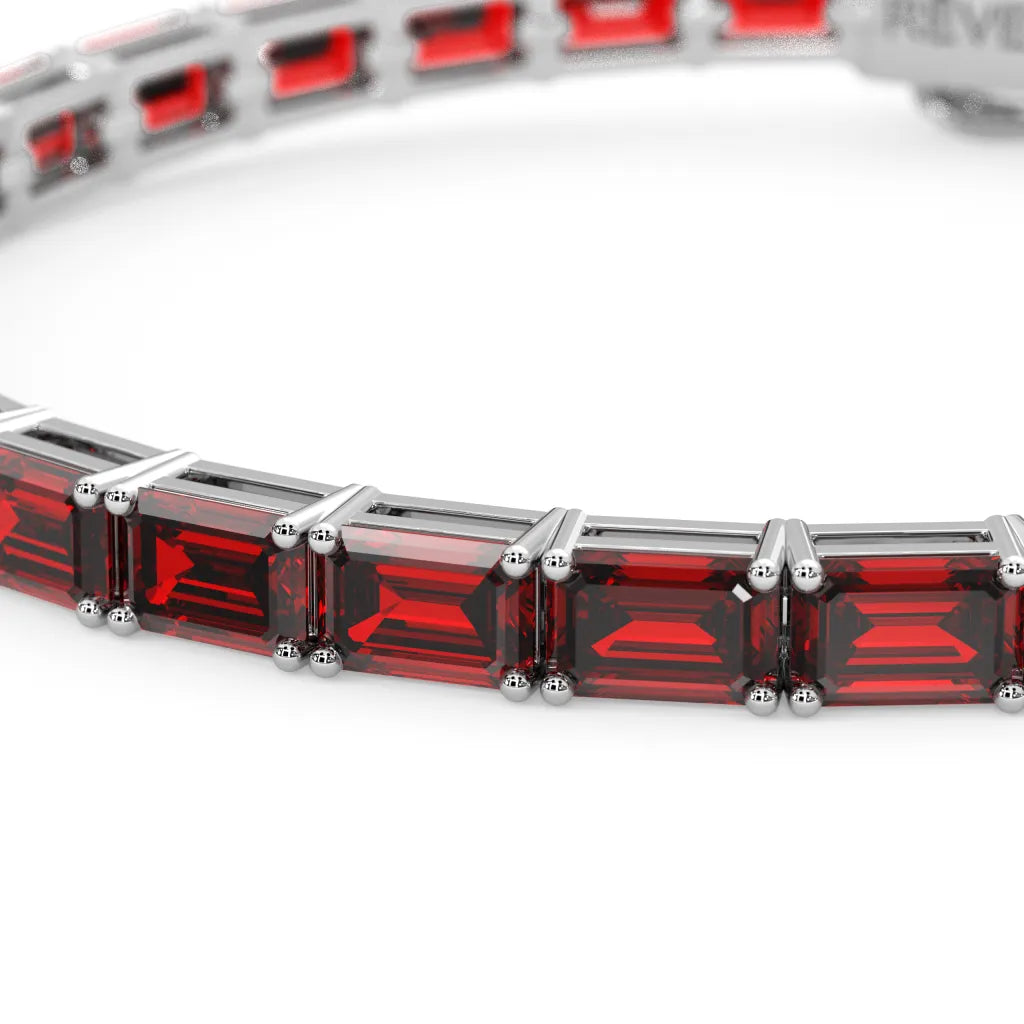 Bracelet de tennis en vermeil d'or blanc 18 carats orné d'un rubis sang de pigeon de laboratoire taille émeraude