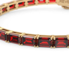 Bracelet de tennis en vermeil d'or jaune 18 carats orné d'un rubis sang de pigeon de laboratoire taille émeraude