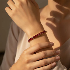 Bracelet de tennis en vermeil d'or jaune 18 carats serti d'un rubis rond de laboratoire couleur sang de pigeon de 14,7 ct.