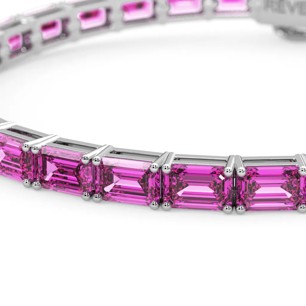 Bracelet de tennis en vermeil d'or blanc 18 carats et saphir rose de laboratoire taille émeraude