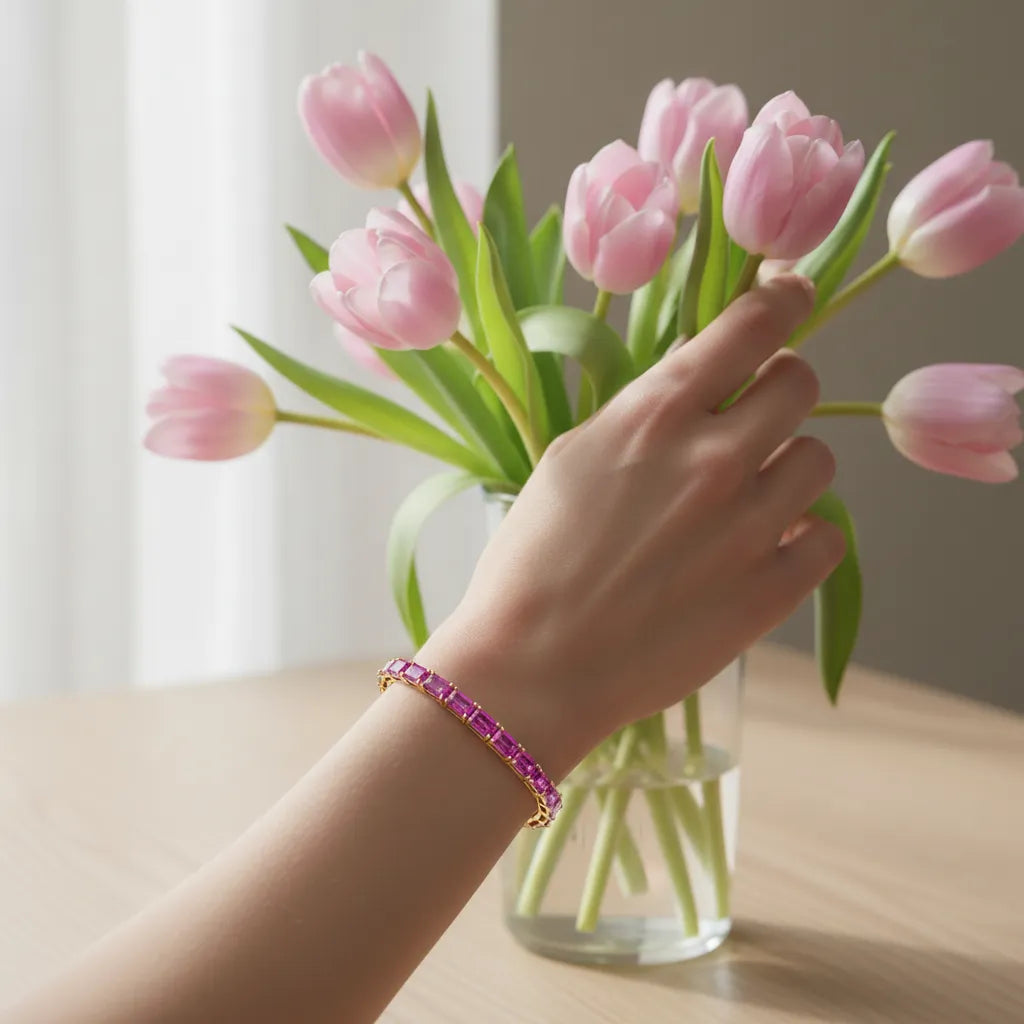 Tennisarmband mit smaragdgeschliffenem (6x4mm) rosa Laborsaphir in 18K Gelbgold-Vermeil