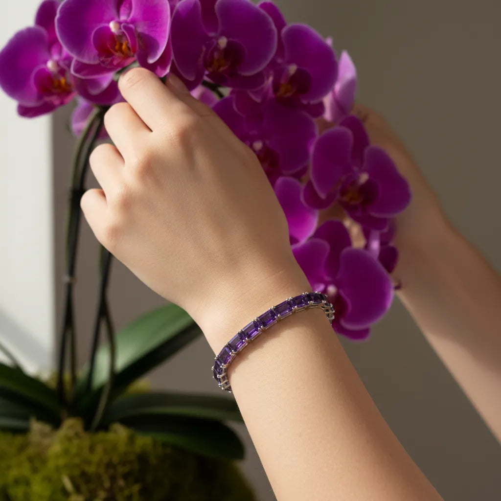 Tennisarmband mit smaragdgeschliffenem (6x4mm) violettem Laborsaphir in 18 Karat Weißgold-Vermeil