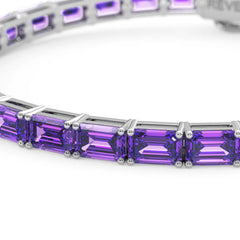 Tennisarmband mit smaragdgeschliffenem (6x4mm) violettem Laborsaphir in 18 Karat Weißgold-Vermeil