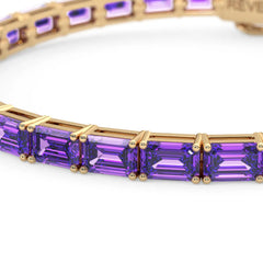 Bracelet de tennis en vermeil d'or jaune 18 carats et saphir violet de laboratoire taille émeraude