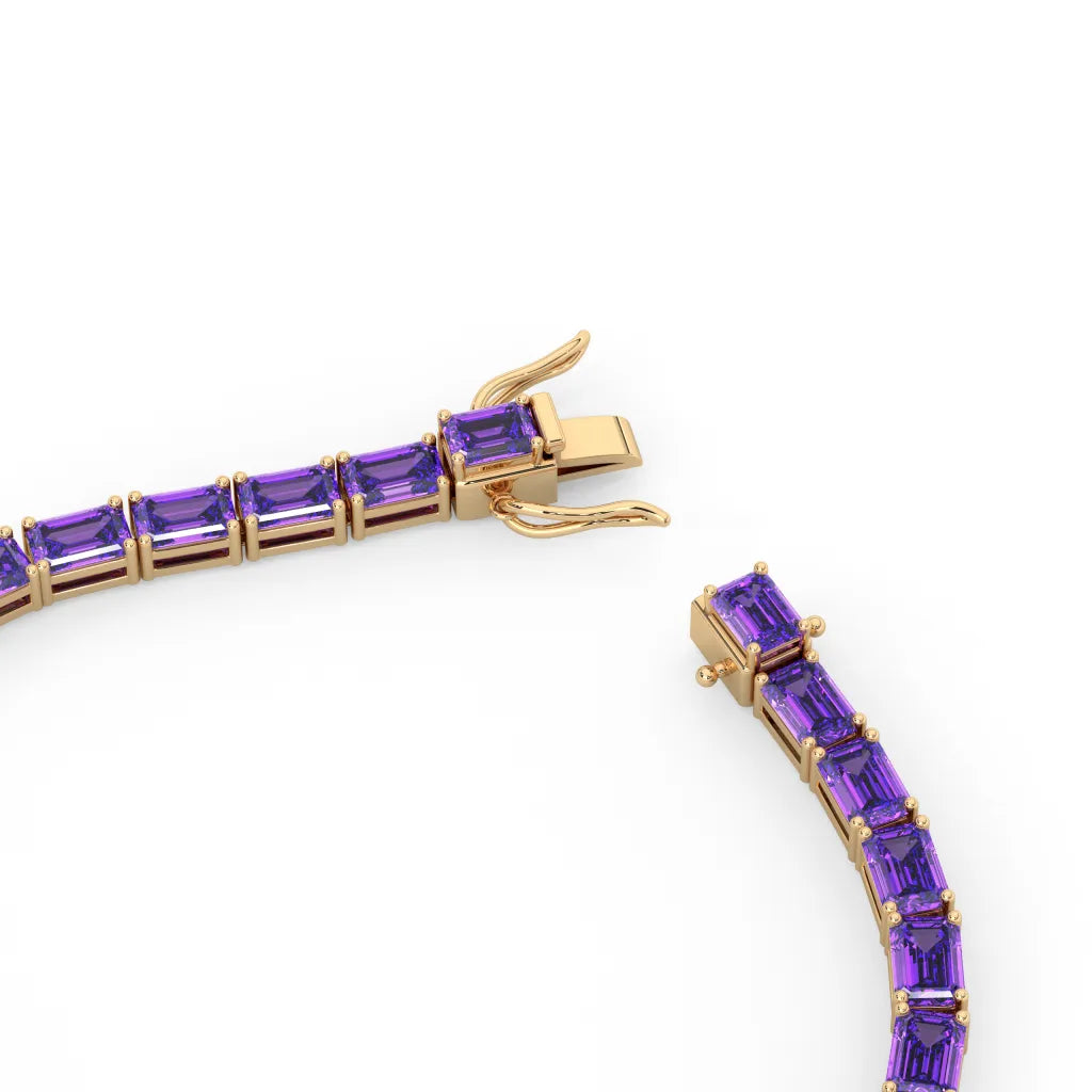 Bracelet de tennis en vermeil d'or jaune 18 carats et saphir violet de laboratoire taille émeraude
