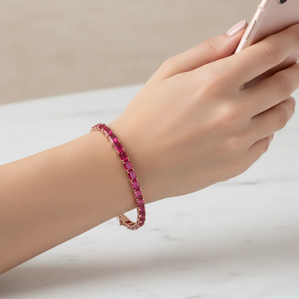 Tennisarmband mit smaragdgeschliffenem (6x4mm) laborgeprüftem rosarotem Rubin in 18K Roségold-Vermeil