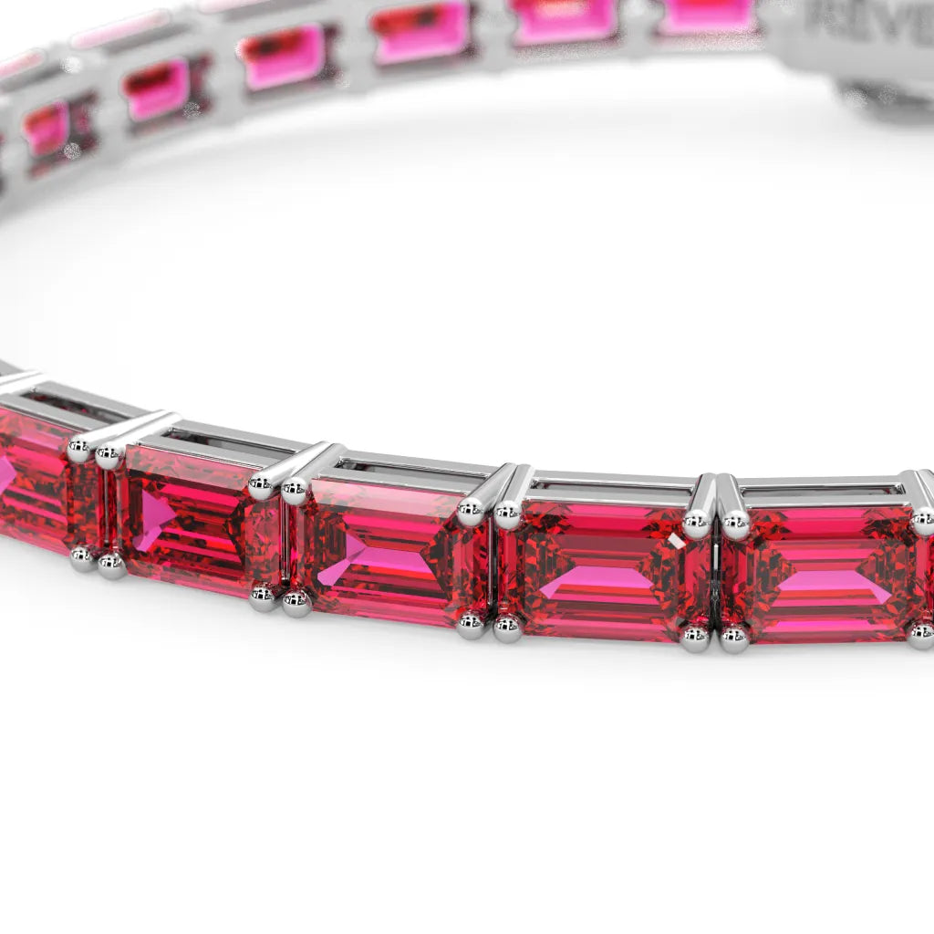 Bracelet de tennis en vermeil d'or blanc 18 carats avec rubis rose rouge de laboratoire taille émeraude
