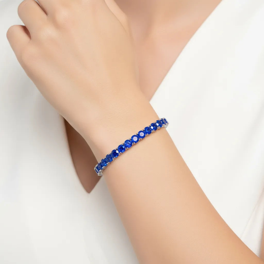 Rundes (4 mm) Tennisarmband mit königsblauem Laborsaphir aus 18-karätigem Weißgold-Vermeil