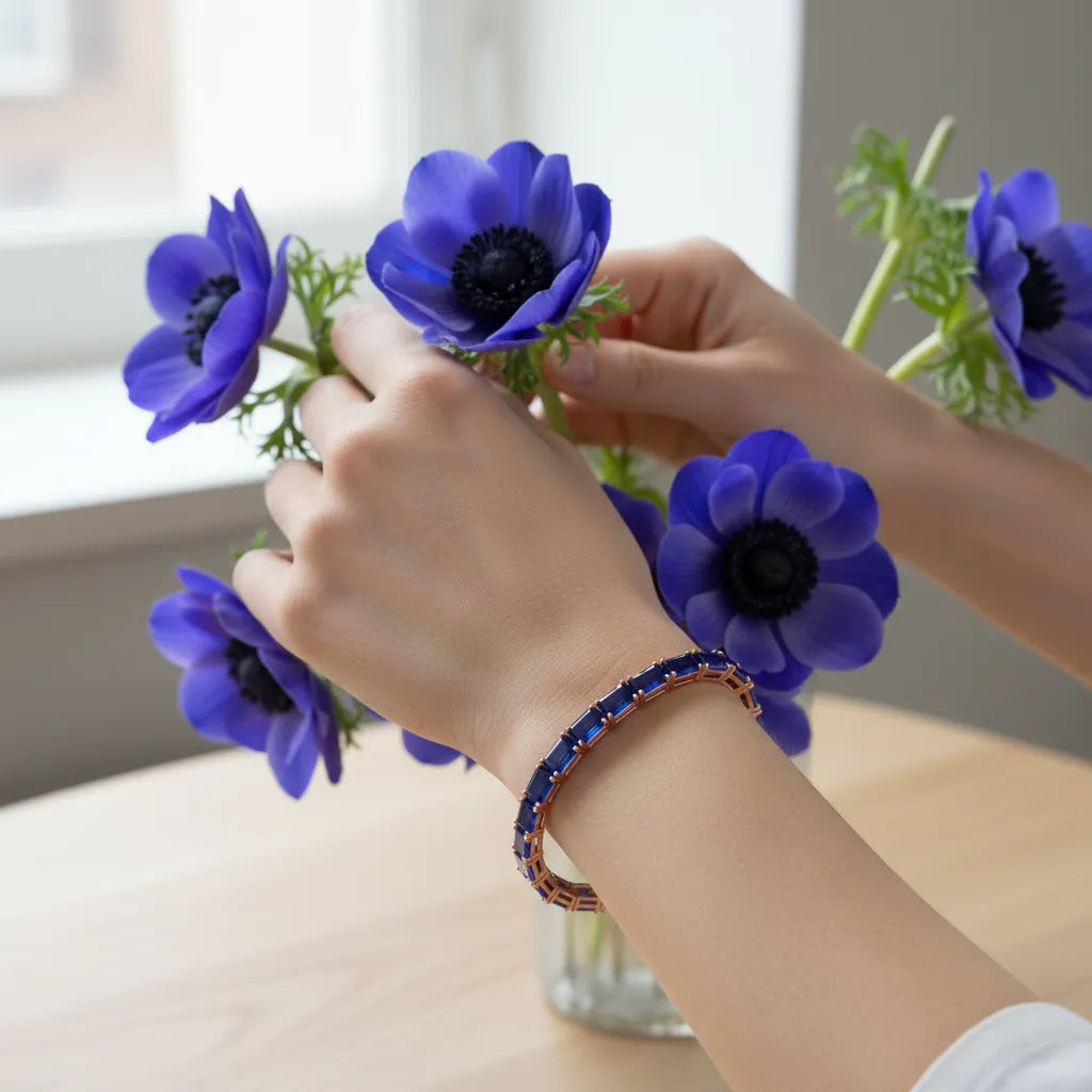 Tennisarmband mit smaragdgeschliffenem (6x4mm) königsblauem Laborsaphir in 18K Roségold-Vermeil