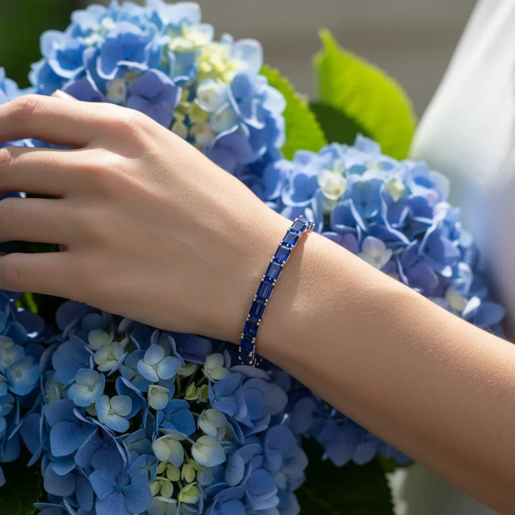 Tennisarmband mit smaragdgeschliffenem (6x4mm) königsblauem Laborsaphir in 18K Weißgold-Vermeil