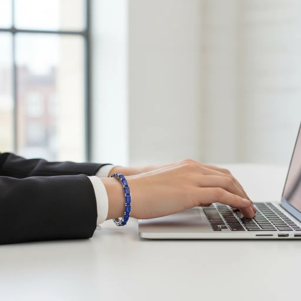 Tennisarmband mit smaragdgeschliffenem (6x4mm) königsblauem Laborsaphir in 18K Weißgold-Vermeil