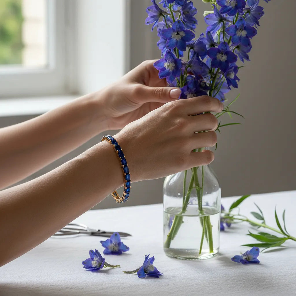 Tennisarmband mit smaragdgeschliffenem (6x4mm) königsblauem Laborsaphir in 18 Karat Gelbgold-Vermeil