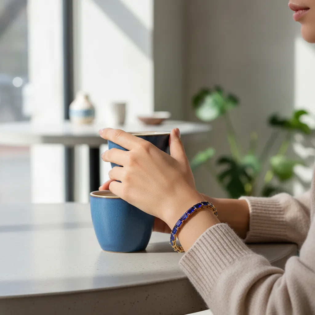 Tennisarmband mit smaragdgeschliffenem (6x4mm) königsblauem Laborsaphir in 18 Karat Gelbgold-Vermeil