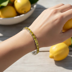 Bracelet de tennis en vermeil d'or blanc 18 carats et saphir jaune de laboratoire taille émeraude