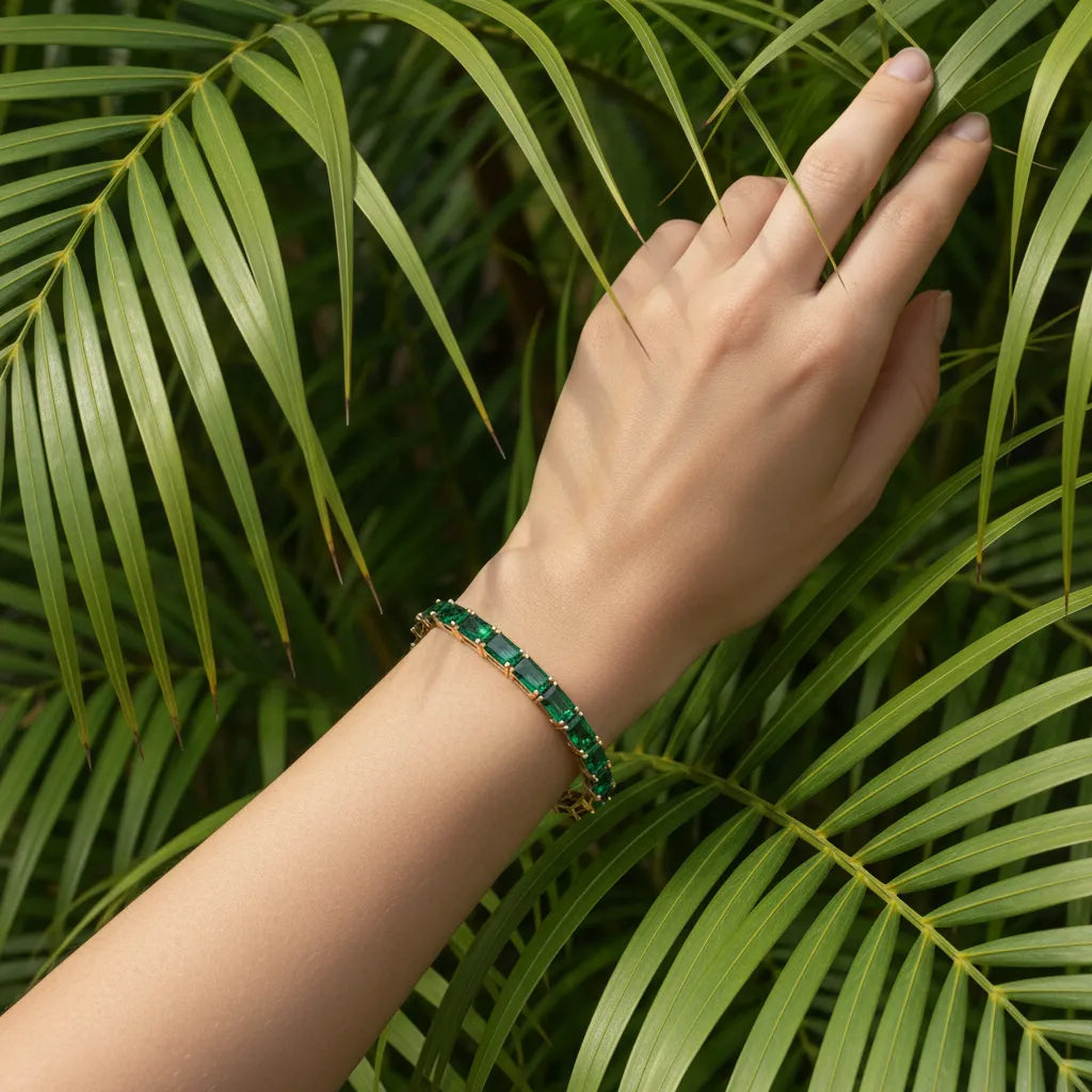 Tennisarmband mit smaragdgeschliffenem (6x4mm) sambischem Laborsmaragd in 18K Gelbgold-Vermeil