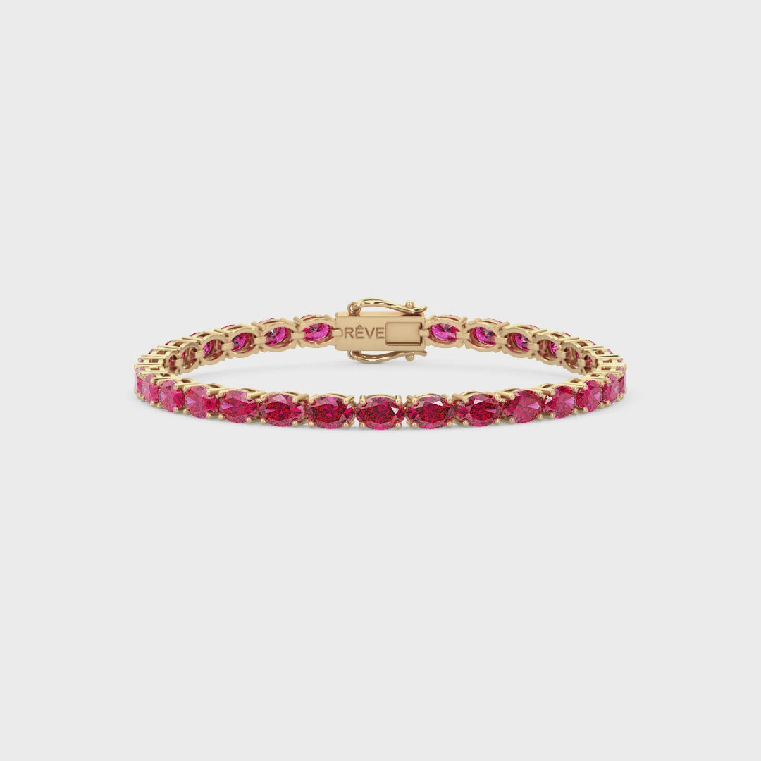 Bracelet de tennis ovale en rubis rose rouge de laboratoire, monté sur vermeil en or jaune 18 carats.