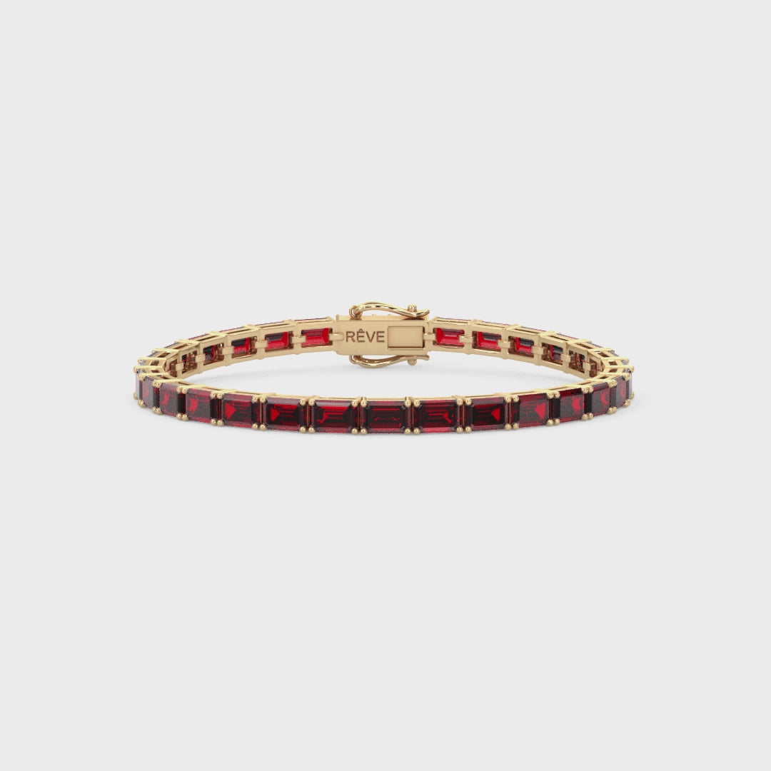 Bracelet de tennis en vermeil d'or jaune 18 carats orné d'un rubis sang de pigeon de laboratoire taille émeraude