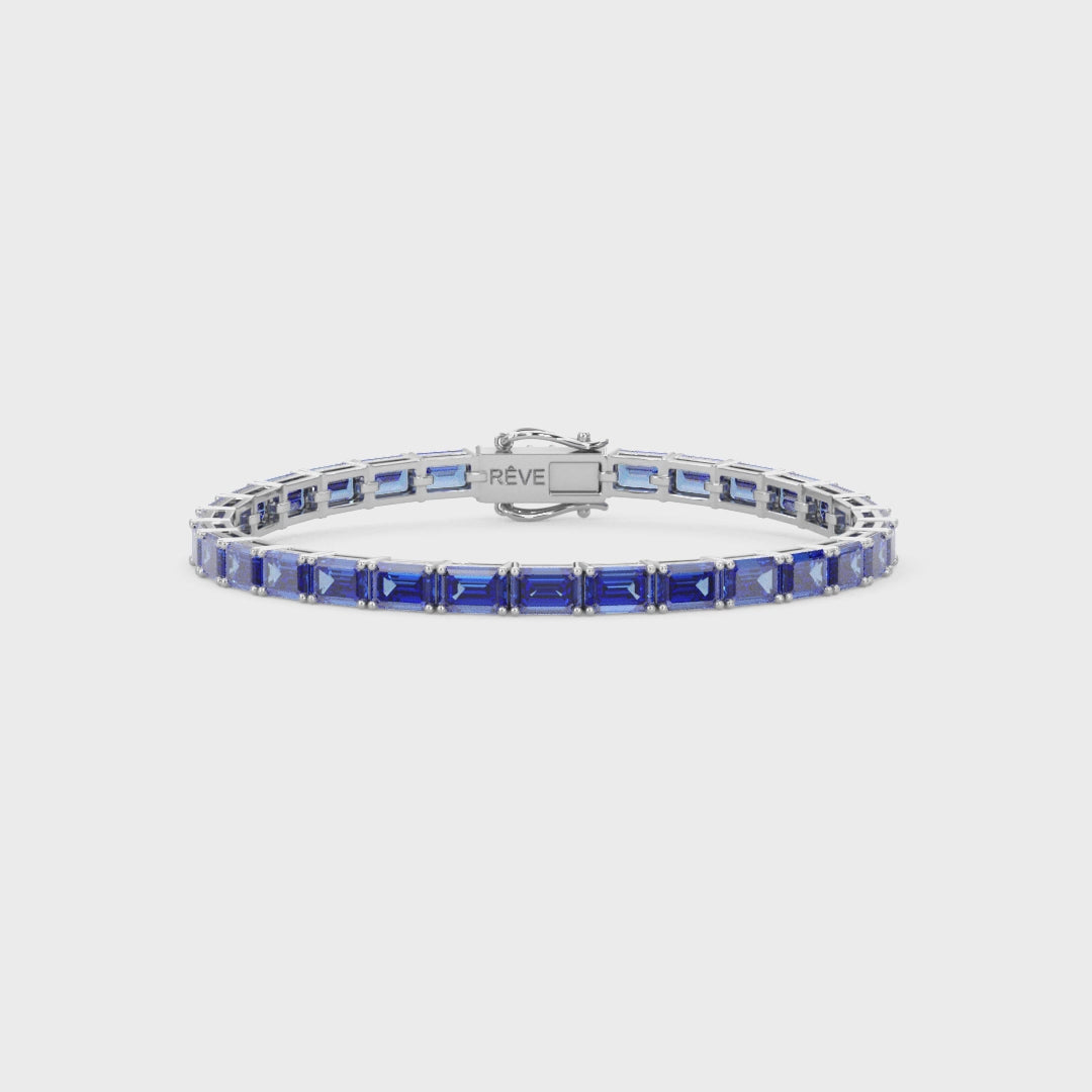 Bracelet de tennis en vermeil d'or blanc 18 carats et saphir bleuet de laboratoire taille émeraude